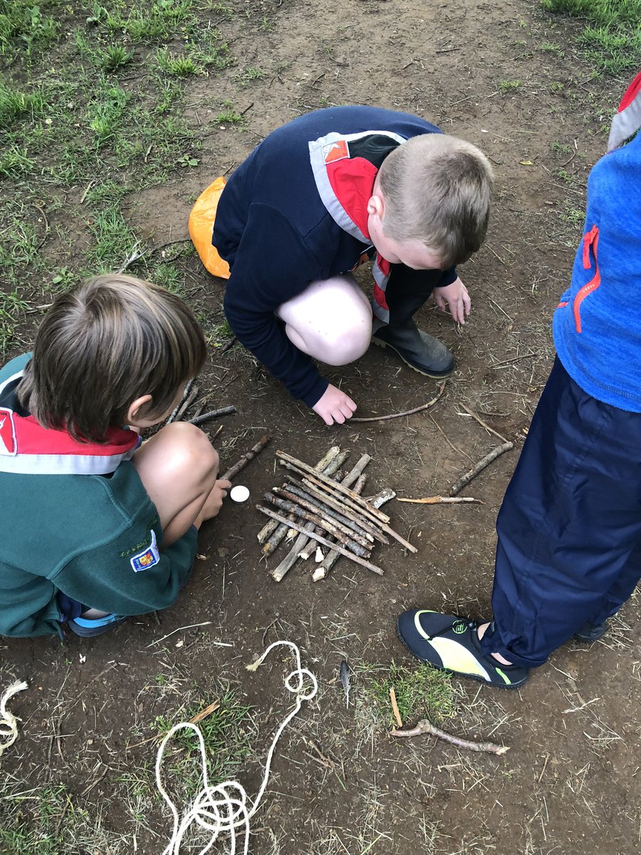 KnaphillCubs's tweet photo. Lots of fun tonight in a stream, the challenge for cubs was to use their knot skills to build stick rafts to float a tea-light on the water without it sinking.
They all did really well!
#surreyscouts @surreyscouts
#clovehitch #squarelashing
#surreysix #knots https://t.co/gGtozd0u6P