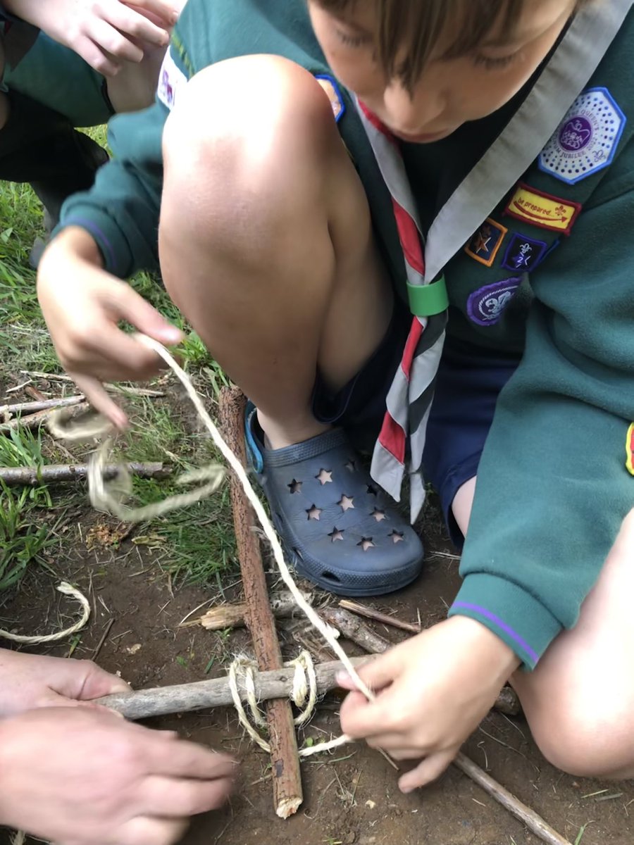 KnaphillCubs's tweet photo. Lots of fun tonight in a stream, the challenge for cubs was to use their knot skills to build stick rafts to float a tea-light on the water without it sinking.
They all did really well!
#surreyscouts @surreyscouts
#clovehitch #squarelashing
#surreysix #knots https://t.co/gGtozd0u6P