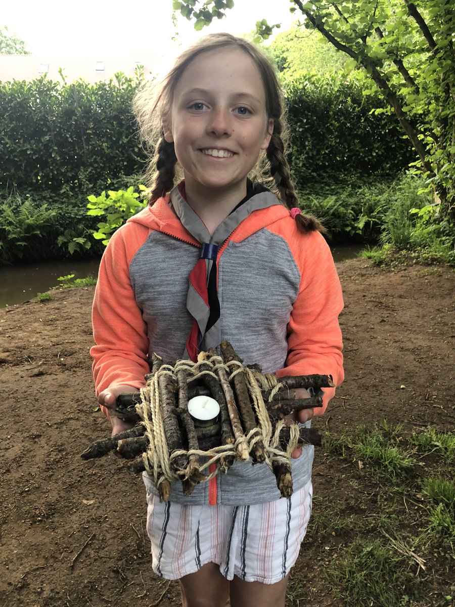 KnaphillCubs's tweet photo. Lots of fun tonight in a stream, the challenge for cubs was to use their knot skills to build stick rafts to float a tea-light on the water without it sinking.
They all did really well!
#surreyscouts @surreyscouts
#clovehitch #squarelashing
#surreysix #knots https://t.co/gGtozd0u6P