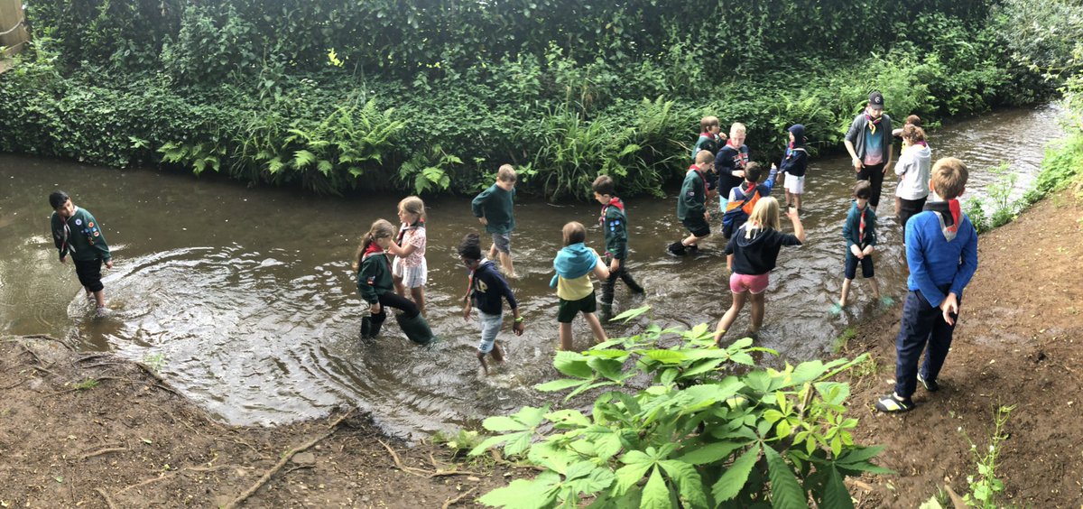 KnaphillCubs's tweet photo. Lots of fun tonight in a stream, the challenge for cubs was to use their knot skills to build stick rafts to float a tea-light on the water without it sinking.
They all did really well!
#surreyscouts @surreyscouts
#clovehitch #squarelashing
#surreysix #knots https://t.co/gGtozd0u6P
