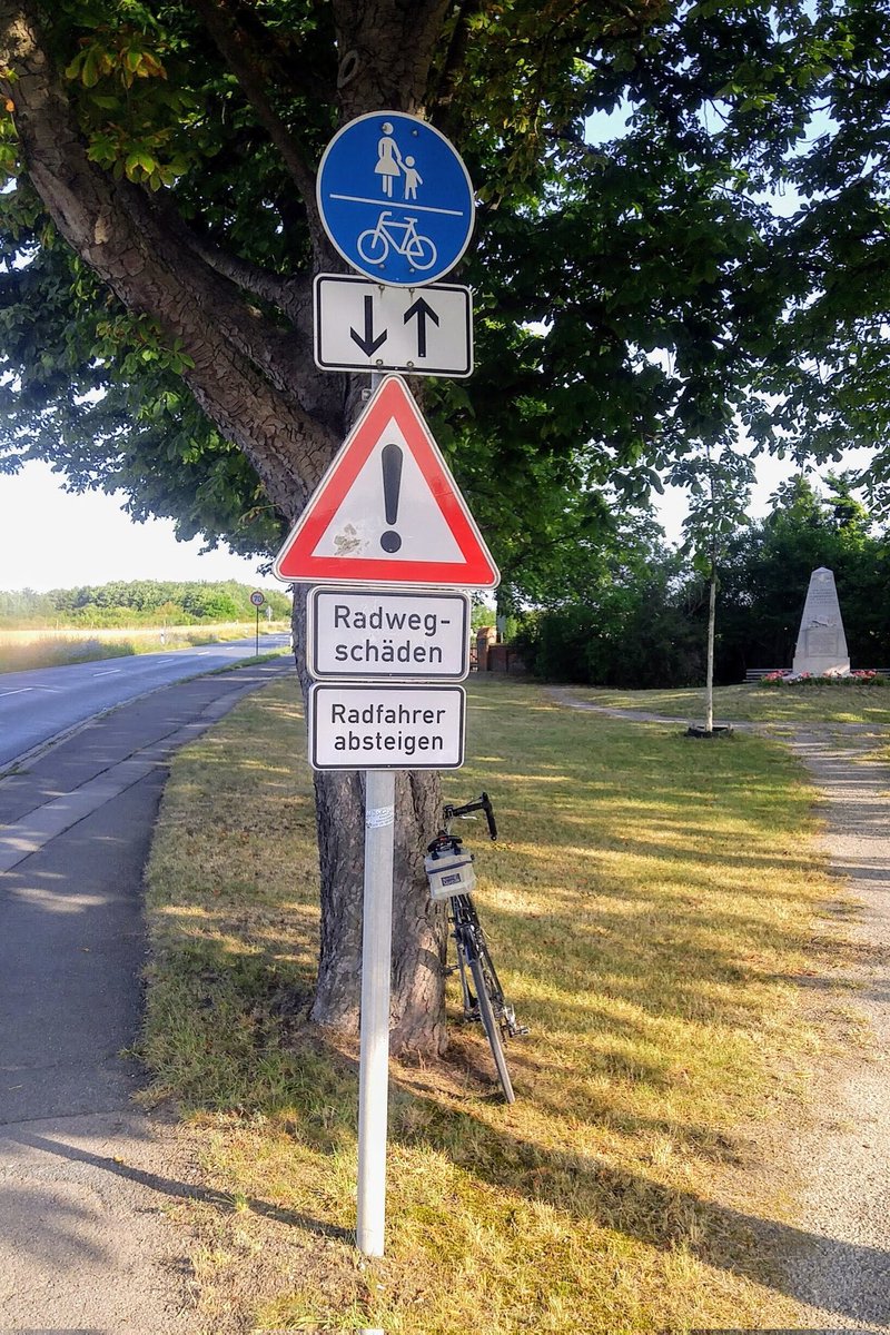 Radpolitik's tweet photo. @ADFC_Laatzen Nehmt dies, #Scheißradfahrer! #Hannover #Wülferode (Dieses konkrete Beispiel ist nicht mehr aktuell, aber ähnliche Ratespiele verteilen die Verantwortlichen nach wie vor in der ganzen Region, statt die Infrastruktur instand zu halten oder auszubauen.) https://t.co/iyel8s1QG3