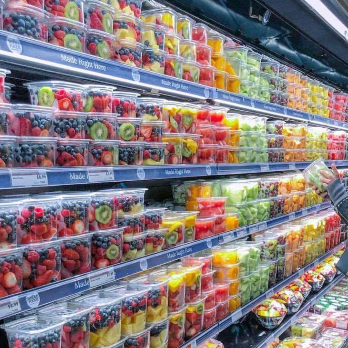 Hope_Chile's tweet image. L@s seres humanos tenemos capacidades tremendas y con enormes impactos positivos cuando están al servicio del bien común. Pero también tenemos la capacidad de reemplazar la cáscara de las frutas por plástico… 🤷🏻‍♀️🤷🏽‍♂️

¿Que piensas cuando ves esta imagen?

#Reciclaje
#ReciclaConHope