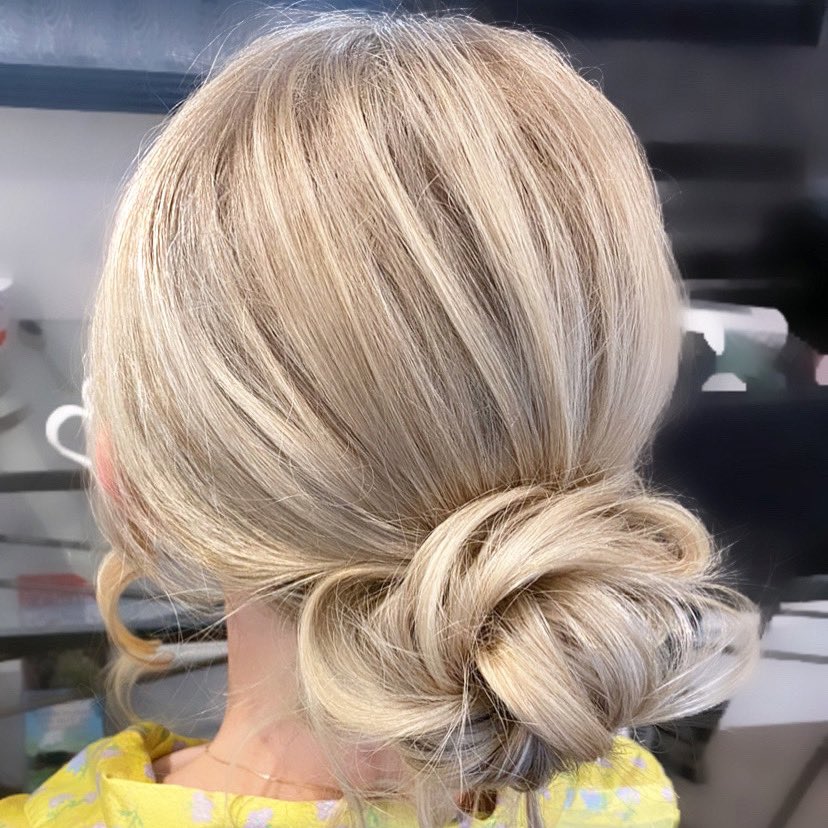 NalaAndKnot's tweet photo. Baby blonde bun! 🤩 gorgeous bridesmaid style - who else loves an up style? #bridesmaidhair #hairinspo #nalaandknot #bridalspecialists https://t.co/lEcVlNuvtL