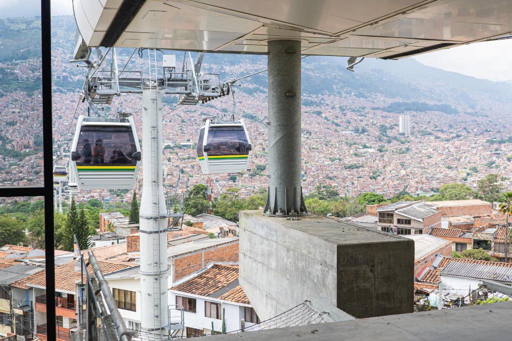 AlcaldiadeMed's tweet photo. En la #MedellínFuturo seguimos progresando.
¿Sabías que el #MetrocablePicacho es el sexto cable aéreo de nuestra ciudad y que beneficia a las comunas 5 y 6?
Soñamos y luchamos por el bienestar de nuestros ciudadanos. https://t.co/L6S0E92Bdl