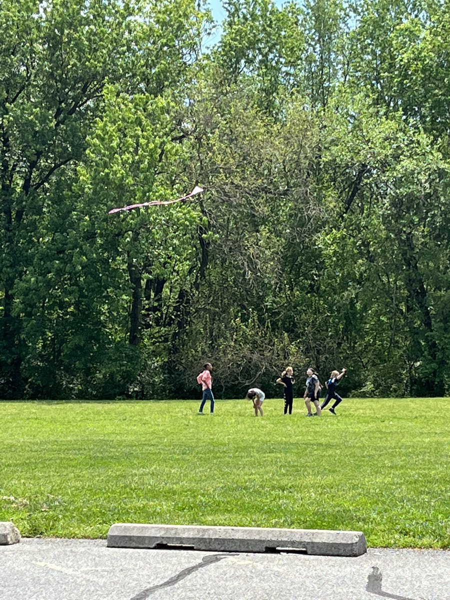 FcpsPease's tweet photo. I loved seeing these friends trying out some new activities today at recess!! #beyou #allofus #bces5thgrade https://t.co/z5vsCTPvDb