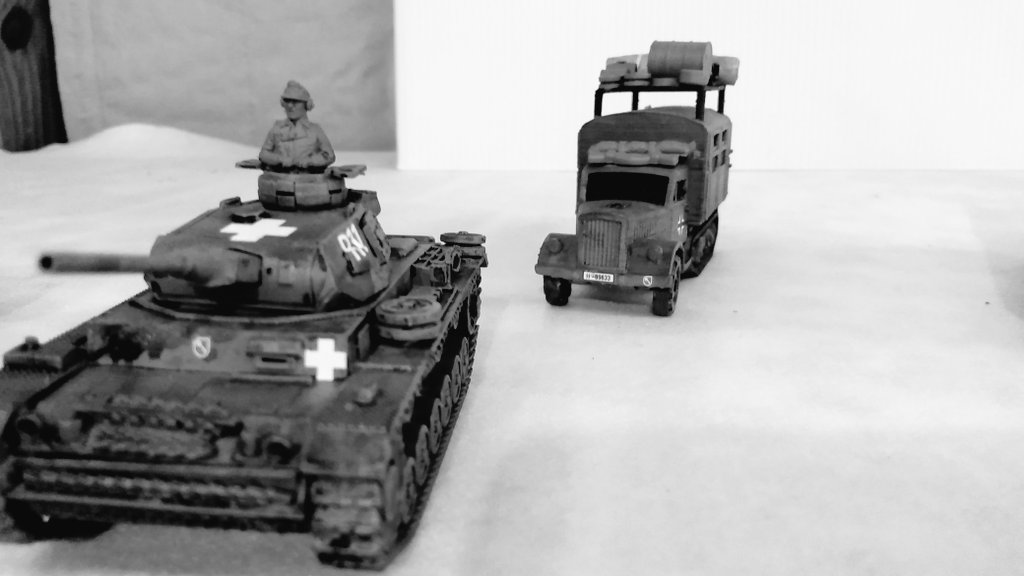 MiniMiliChannel's tweet photo. #1st #SS #Panzer #Division #PanzerIII #AusfK #Maultier #Mule #28mm #156Scale #BoltAction #Warlord #Games #German #Axis #Blitzkrieg https://t.co/NBt3PfboJE