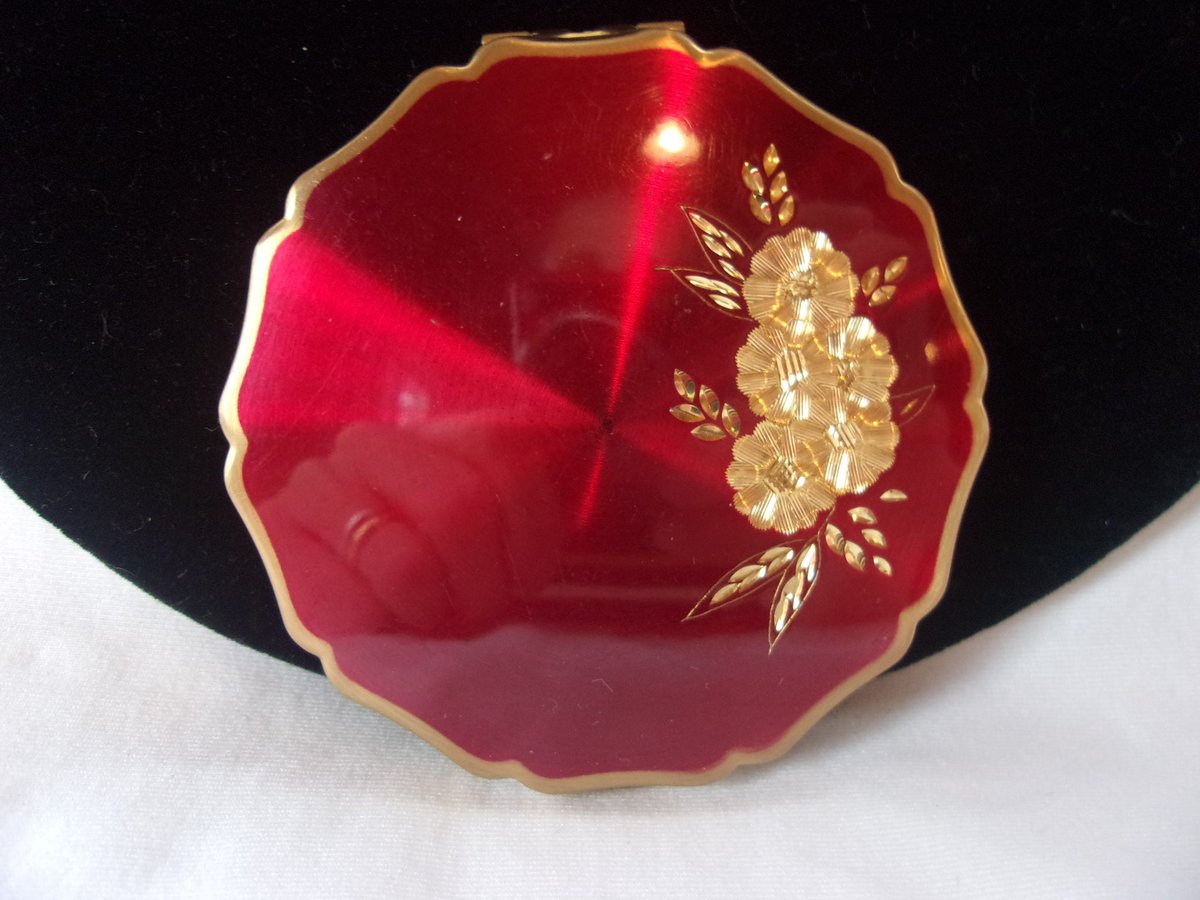 Gliiterbug90's tweet photo. Thanks for the great review Sayuri Anzueto ★★★★★! https://t.co/gaf2L1lrBU #etsy #red #gold #midcentury #vintagecompact #makeupcompact #vanitycompact #bathbeauty #mirrorcompact #powdercompact https://t.co/lTZR07n592