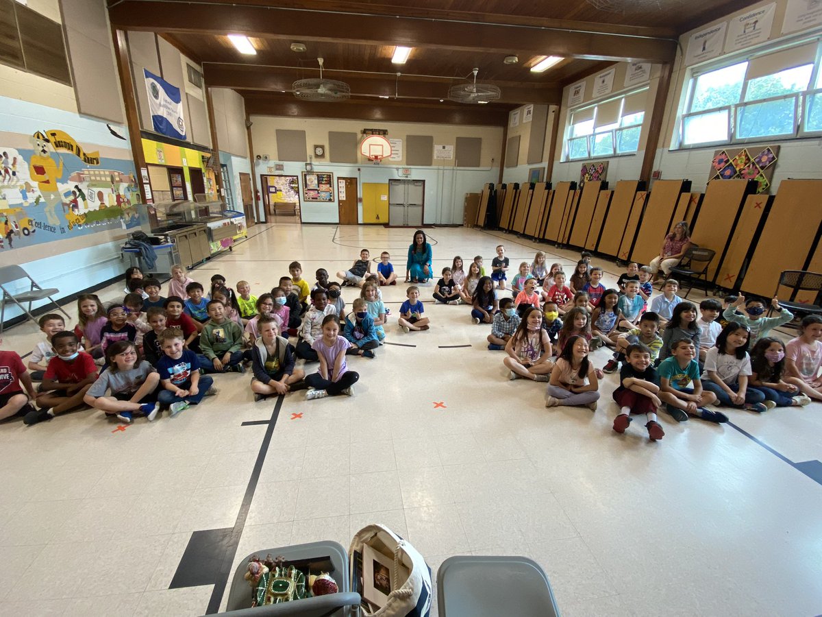 MrsRedelSharp's tweet photo. A fantastic day learning about beautiful India from councilwoman Sangeeta Doshi. #AAPIHeritageMonth Thank you for coming to speak with our first graders today! @SharpBulldogs https://t.co/cDhBWOUYUs