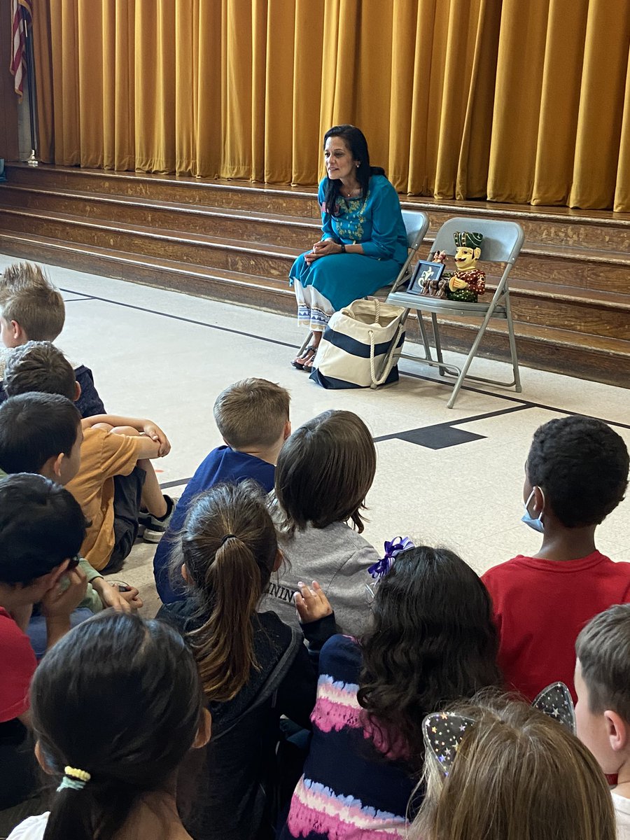 MrsRedelSharp's tweet photo. A fantastic day learning about beautiful India from councilwoman Sangeeta Doshi. #AAPIHeritageMonth Thank you for coming to speak with our first graders today! @SharpBulldogs https://t.co/cDhBWOUYUs