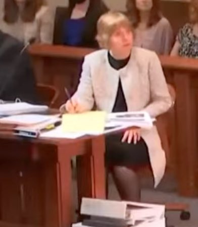 arekkusasan's tweet photo. * ELAINE LOOKING AT JOHNNY’S TEAM LIKE:
“DAMN THEY REAL LAWYERS” * 
#AmberHeardDeservesPrison
#AmberHeardIsALiar
#JusticeForJohnnyDepp https://t.co/eJ8AEiqhnV