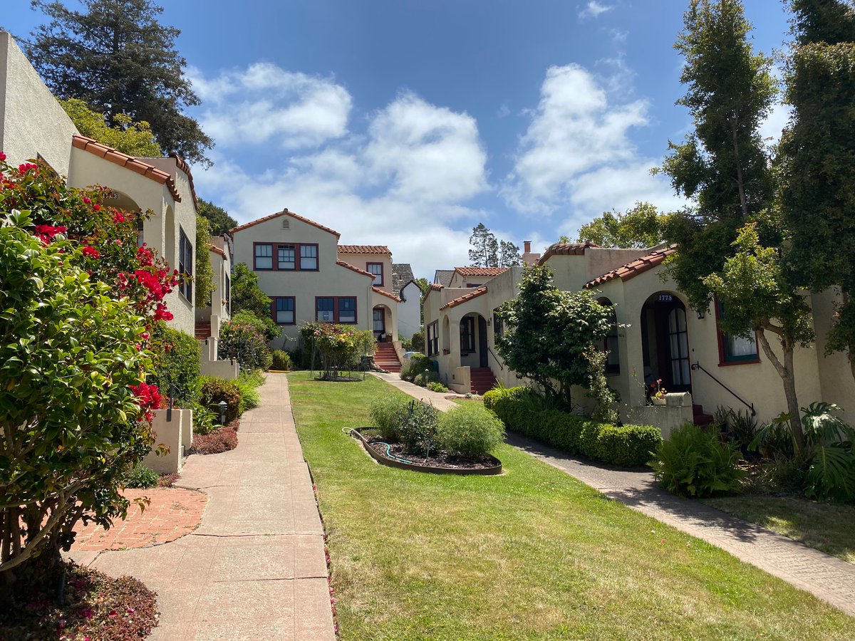 DanielParolek's tweet photo. @JohnKingSFChron One more #cottagecourt from #berkeley. This one closer to campus with slightly larger homes and courtyard space. https://t.co/YAa8kacTMg