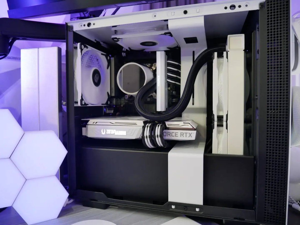 ZOTACRussia's tweet photo. Как вам такая игровая капсула? 🤩

#ZOTAC #ZOTACGAMING #PcSetup #GamingPC #Battlestation #Tech #PcHardware #PcComponents #BlackandWhite #gaming https://t.co/6bPm8VRIxx