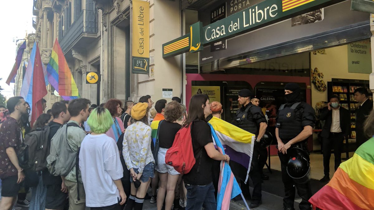 🚫EL DISCURS DE L’ODI NO ÉS LLIBERTAT D’EXPRESSIÓ🚫

Els discursos trànsfobs no són paraules inofensives: justifiquen i alimenten la violència sistemàtica patriarcal que rebem cada dia. Legitimen l’opressió que el mateix sistema ja aplica.

Fil 👇