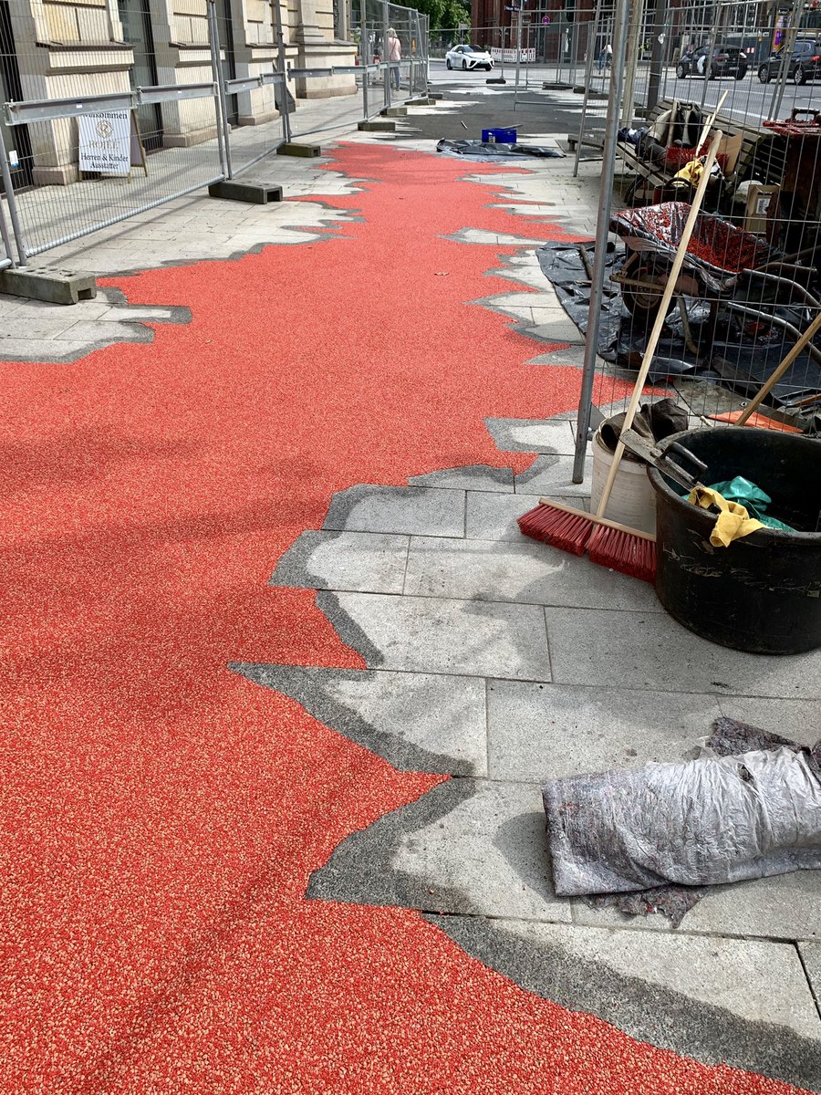 hosemann_hh's tweet photo. Das Bodenrelief »Stigma« von #missingicons bekommt aktuell seine letzte Schicht. Es soll die Menschen über die Verbrechen stolpern lassen, die im und vom #Stadthaus aus, dem ehemaligen Sitz der Polizei und Gestapo in #Hamburg, von den Nazis begangen wurden. https://t.co/ACtKKAWbTI