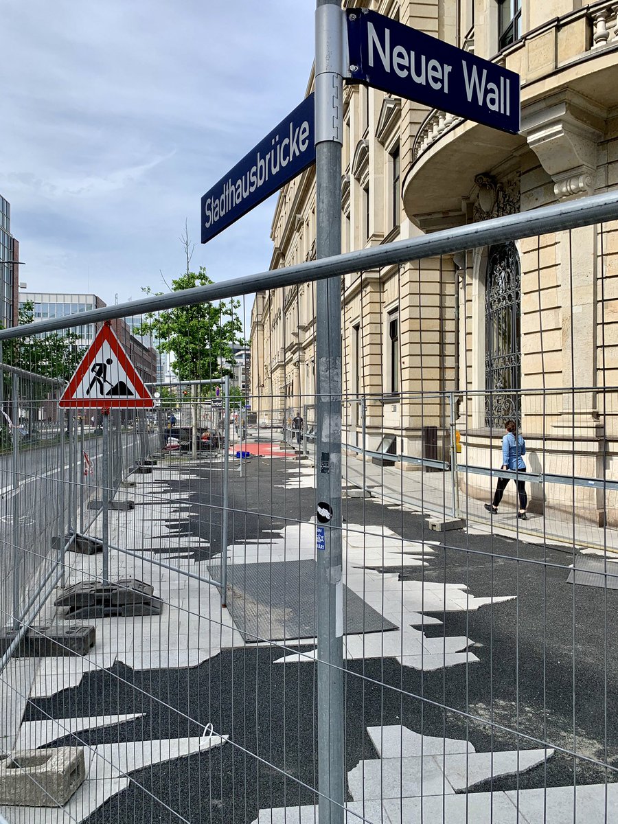 hosemann_hh's tweet photo. Das Bodenrelief »Stigma« von #missingicons bekommt aktuell seine letzte Schicht. Es soll die Menschen über die Verbrechen stolpern lassen, die im und vom #Stadthaus aus, dem ehemaligen Sitz der Polizei und Gestapo in #Hamburg, von den Nazis begangen wurden. https://t.co/ACtKKAWbTI
