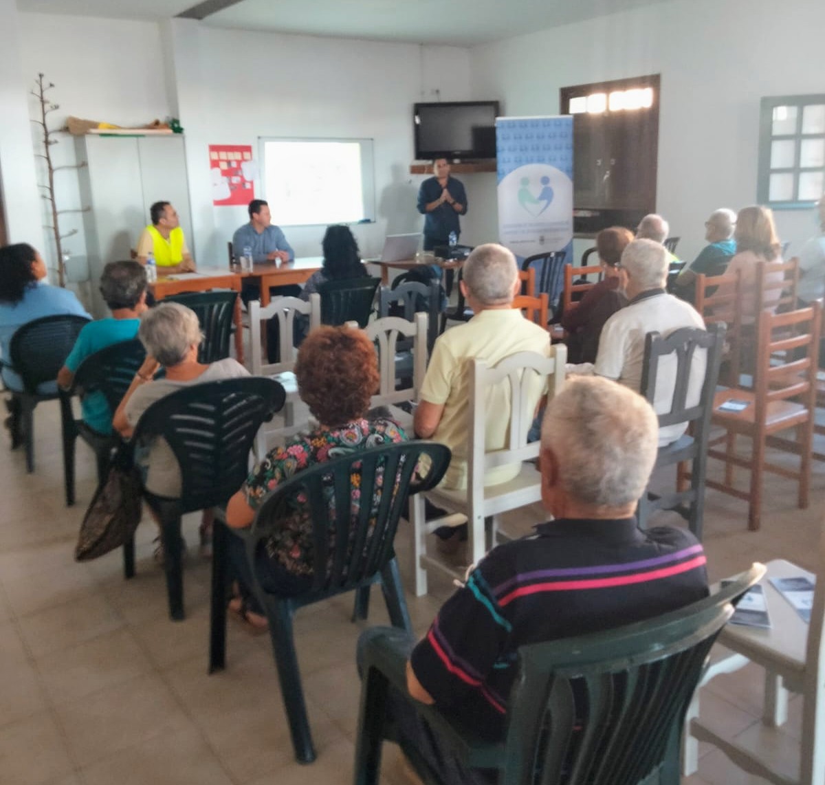 yonecaraballo's tweet photo. 🫀🧠 Colaborando una vez más con la asociación de pacientes en Lanzarote y La Graciosa #APUSAS. Hoy charla formativa a los vecinos de #Yaiza sobre prevención de infartos e ictus. Agradecer la presencia de su alcalde @oscarnodaglez
#islahogar
#unaislaquetecuida https://t.co/ZOza63i3bH
