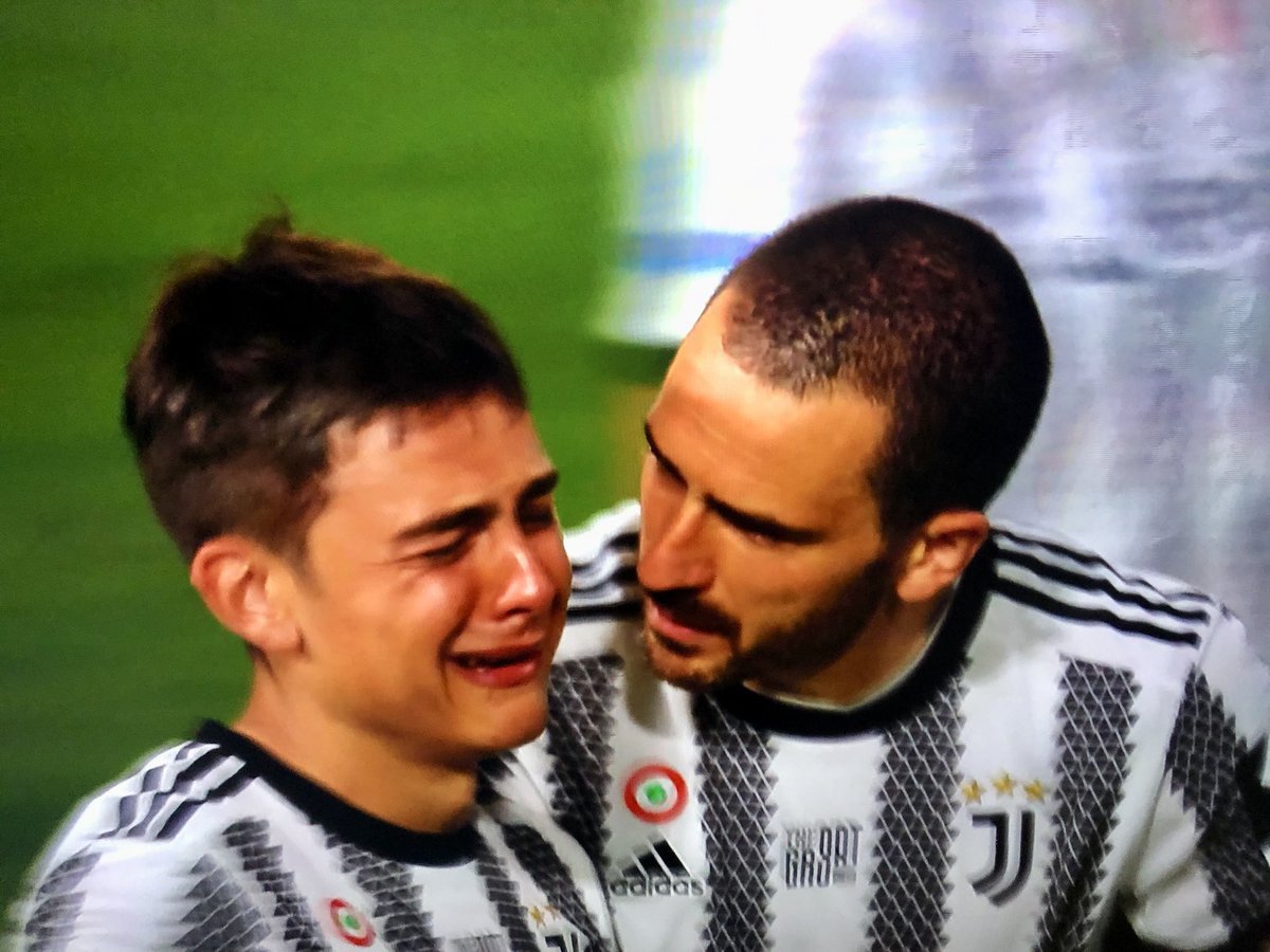 ActuFoot_'s tweet photo. Paulo Dybala totalement effondré à la fin de son dernier match au Juventus Stadium. 😢 https://t.co/ELRcURjXiF