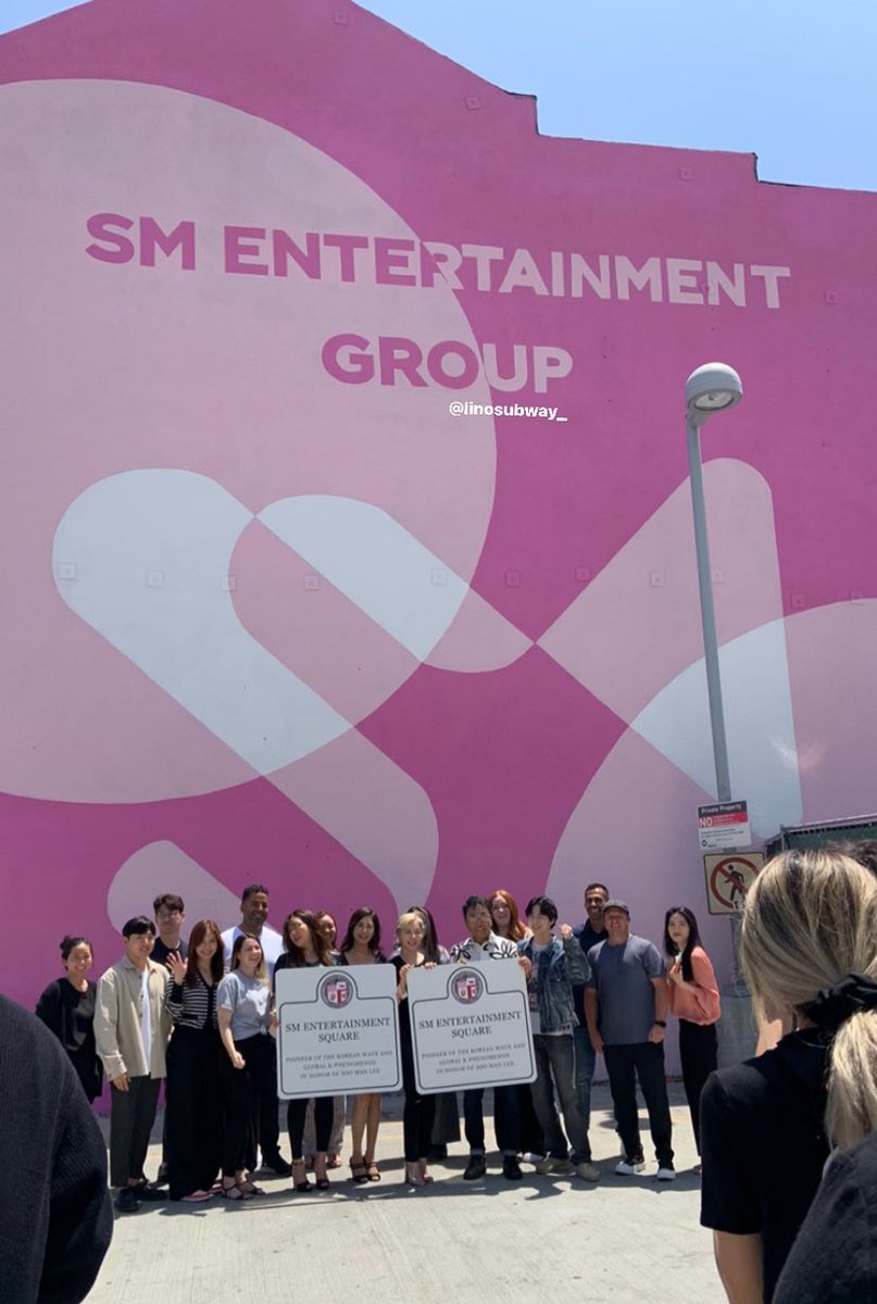 linosubway_'s tweet photo. We were literally taking photos at the SM wall when lee sooman, suho and sunny showed up to take photos and unveil the SM entertainment square sign like OMG https://t.co/3koOKgUn1a