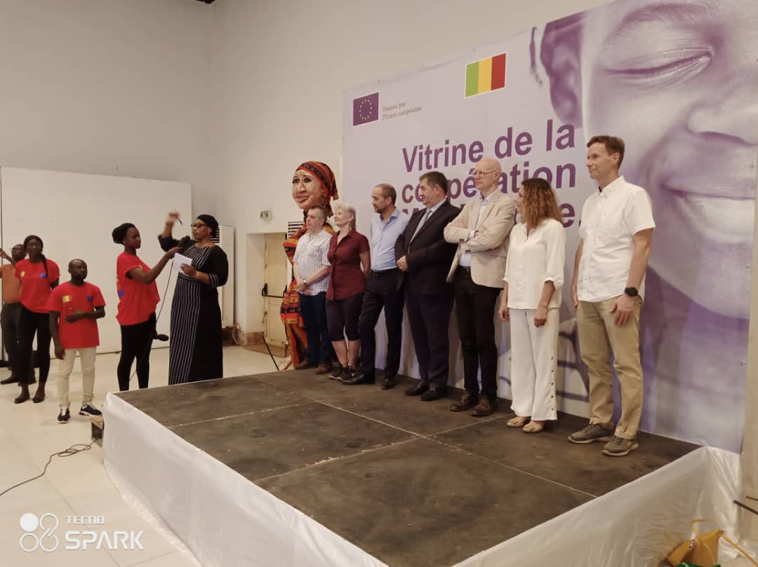 Mfolkecenter's tweet photo. @Mfolkecenter était présent au Musée National du Mali lors de la Vitrine de la coopération Mali-Europe à travers un stand d’#InnovReC avec nos apiculteurs de Région de Bougouni et la startup #Agribox.
#apiculture_durable
#GreenJobs
@UEauMali @SwedeninML https://t.co/7XmDf7DyoX