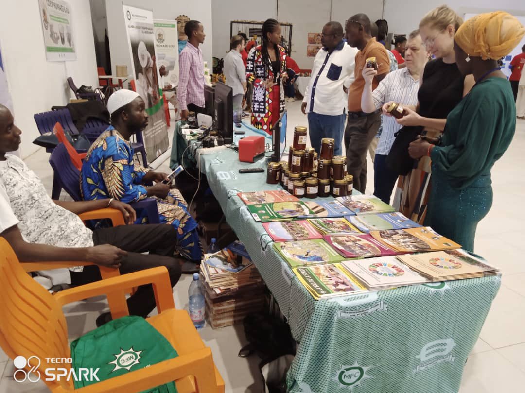 Mfolkecenter's tweet photo. @Mfolkecenter était présent au Musée National du Mali lors de la Vitrine de la coopération Mali-Europe à travers un stand d’#InnovReC avec nos apiculteurs de Région de Bougouni et la startup #Agribox.
#apiculture_durable
#GreenJobs
@UEauMali @SwedeninML https://t.co/7XmDf7DyoX