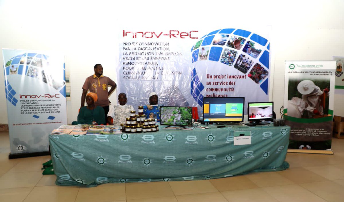 Mfolkecenter's tweet photo. @Mfolkecenter était présent au Musée National du Mali lors de la Vitrine de la coopération Mali-Europe à travers un stand d’#InnovReC avec nos apiculteurs de Région de Bougouni et la startup #Agribox.
#apiculture_durable
#GreenJobs
@UEauMali @SwedeninML https://t.co/7XmDf7DyoX