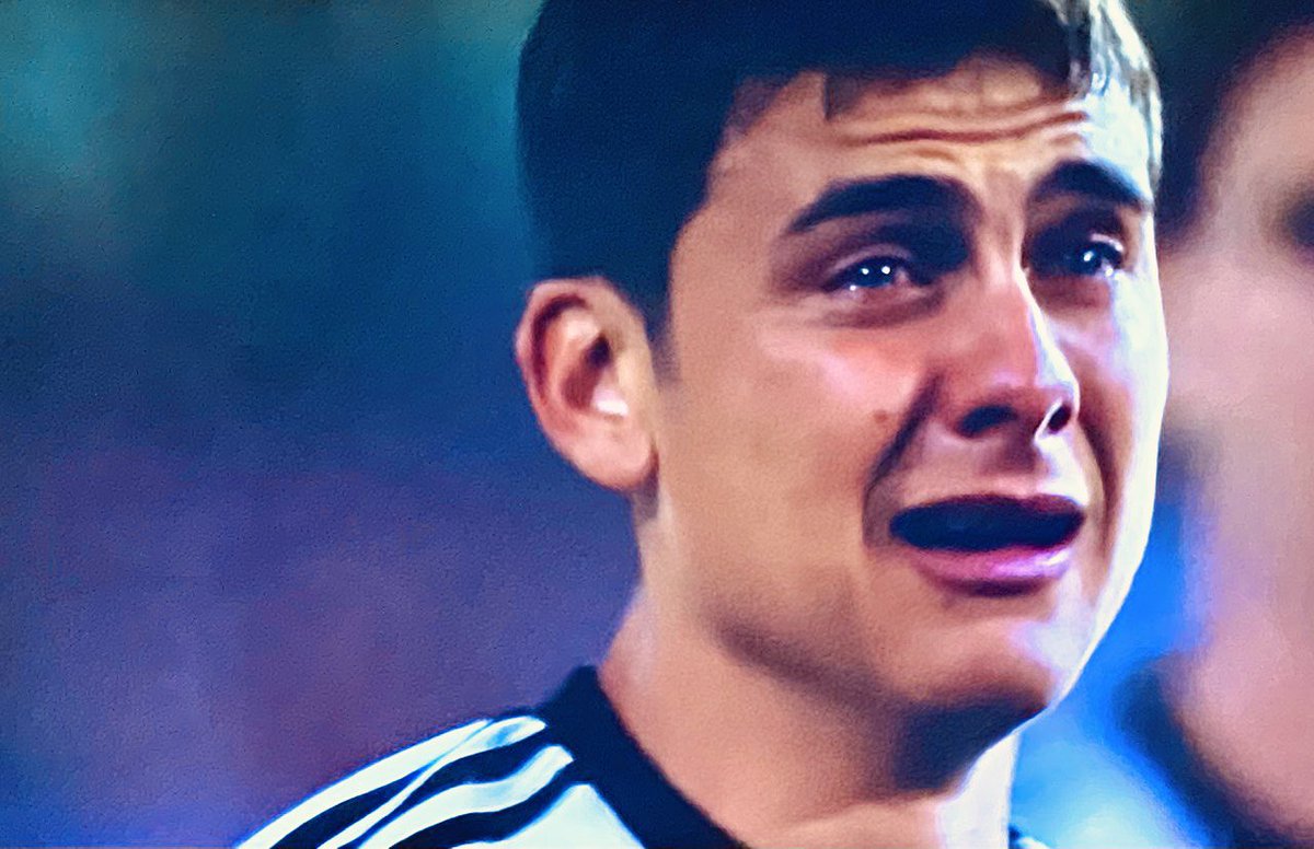 StefanoDiscreti's tweet photo. Prima o poi qualcuno dovrà spiegare perché per questo professionista esemplare qua,  che nel giorno della sua ultima partita in bianconero ha pianto disperato, non c’era più posto alla Juve. In questa Juve dove tecnicamente era indubbiamente il più forte per distacco.
#Dybala https://t.co/QIzTqxfh7N