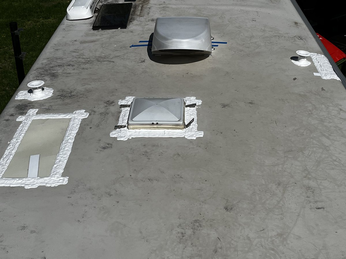 Independent_DIY's tweet photo. I seriously thought I’d be on my second coat gloating about how easy this was.. At least I’m persistent, should be done any month now! 😂 #RVLife #Nomad #RVCouple #Winnebago #RVRepair #RVRoof #RVMaintenance #Eternabond https://t.co/qu6dch0RrO