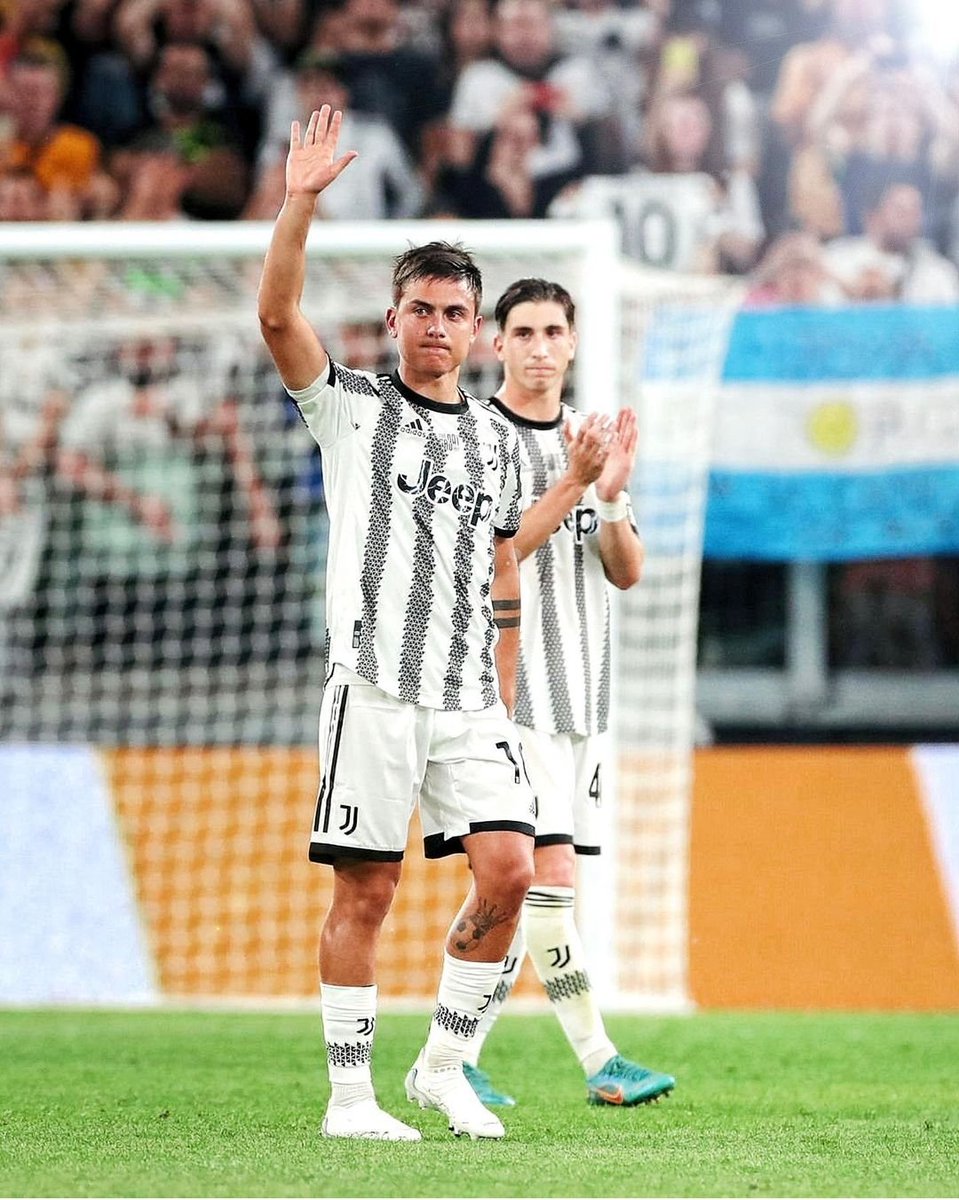 onlyju70's tweet photo. Poteva andare diversamente...
Grazie di tutto Paulino ❤⚪⚫ #Dybala #JuveLazio https://t.co/FgA4cho5U8