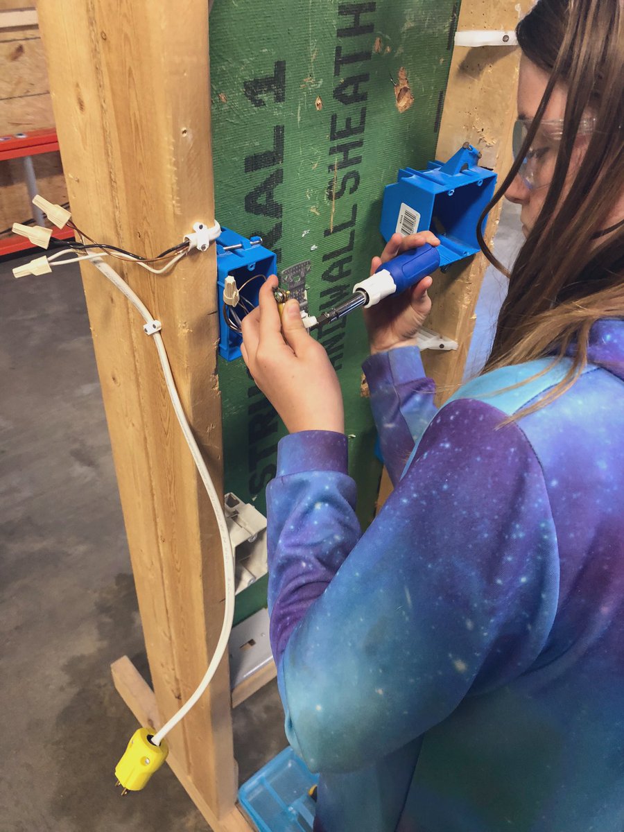 missgreen2020's tweet photo. 4th grade learned a lot at the Area Technology Center today! They applied math and science to explore possible careers! Thanks to all the teachers and students who took the time to teach us. #CallowaySchools https://t.co/FS1JmoIHqN