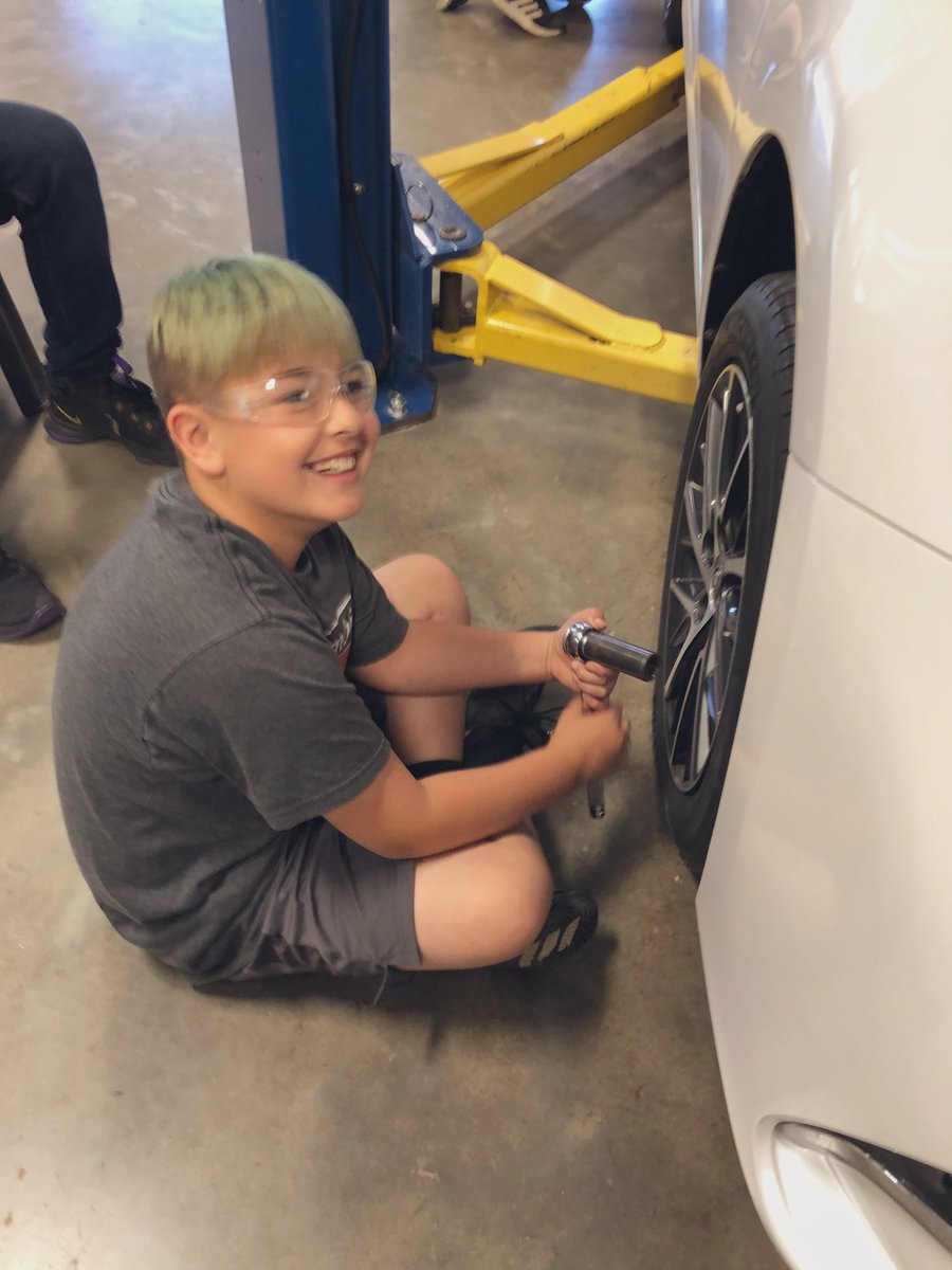 missgreen2020's tweet photo. 4th grade learned a lot at the Area Technology Center today! They applied math and science to explore possible careers! Thanks to all the teachers and students who took the time to teach us. #CallowaySchools https://t.co/FS1JmoIHqN