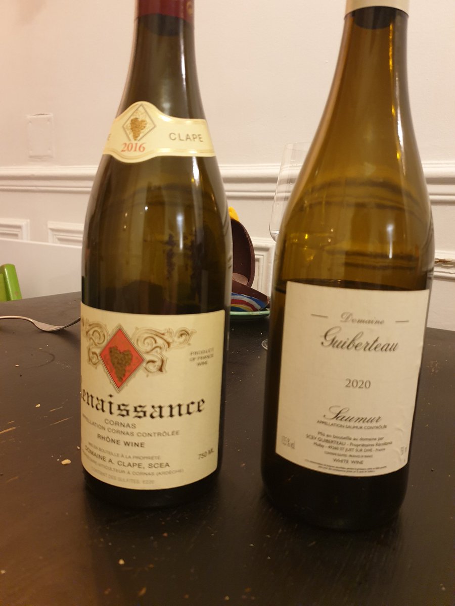 PinardTweetard's tweet photo. Qui c'est qui a ouvert des jolies bouteilles pour l'anniversaire de son petit frère d'amour ?
#Guiberteau c'est virevoltant d'arômes de fruit de la passion, ananas, minéral, traçant... très traçant, trop pour moi. Mais c'est indéniablement très beau.
#Clape... ça claque ! https://t.co/63AVrivych