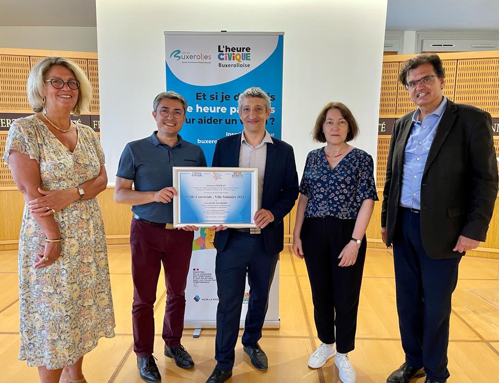 #Législatives2022 <a href="/VBuxerolles/">Ville de Buxerolles</a> a reçu ce soir le Label Européen « Ville conviviale, Ville solidaire » des mains d’<a href="/AtanasePerifan/">Atanase Périfan ‏ن</a> , Président de la Fédération Européenne des Solidarités de proximité et créateur de <a href="/immeublesenfete/">Lafetedesvoisins</a>, Heureux d’être à leurs côtés ce soir !