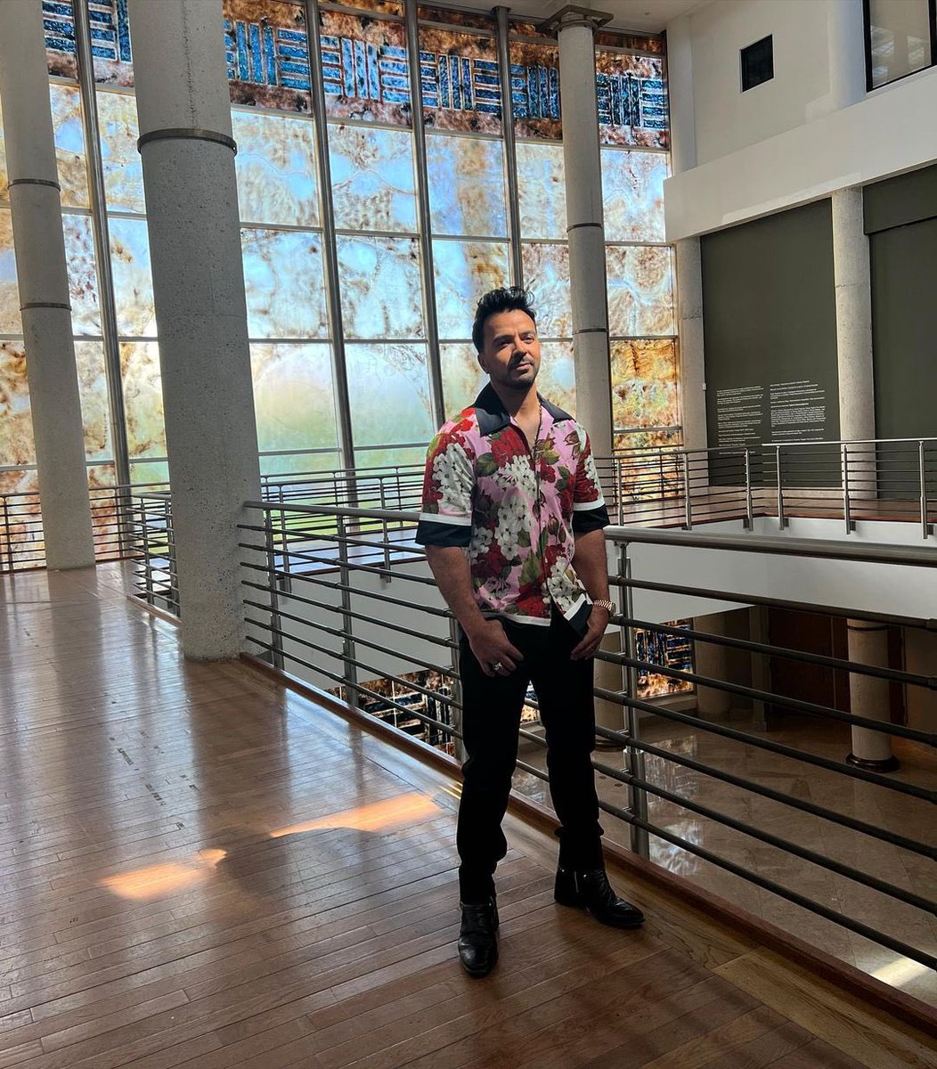 LuisFonsi's tweet photo. Llegamos a Puerto Rico a preparar los conciertos del 27 y 28 en el @ColiseoPR. Quién me va a acompañar? https://t.co/mFz0T6MH2z