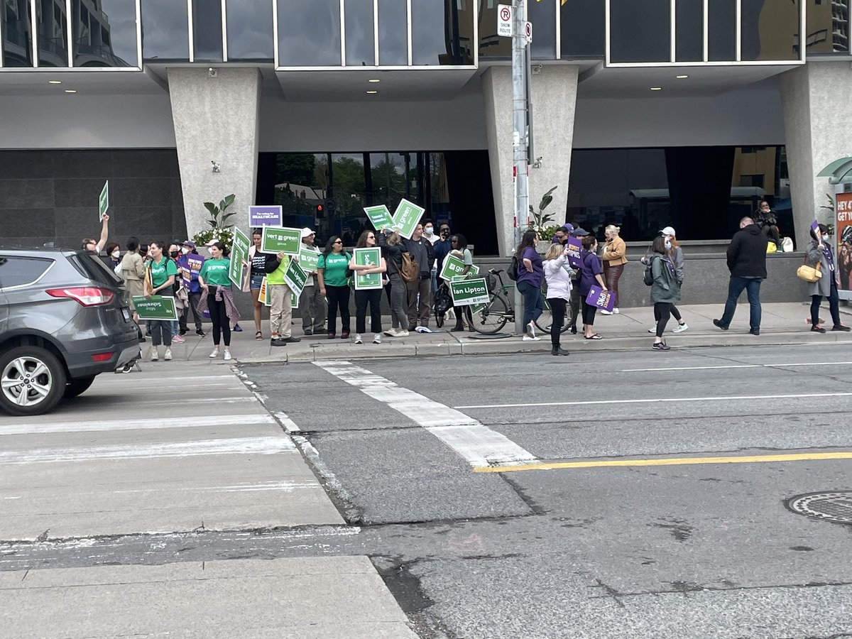 debate night in Ontario…    <a href="/OntarioGreens/">Green Party of Ontario</a> out here with the #leadershipweneed 🙌🏽💚   #ilikemike #onpoli #voteoutford2022 #votegreen #greenparty