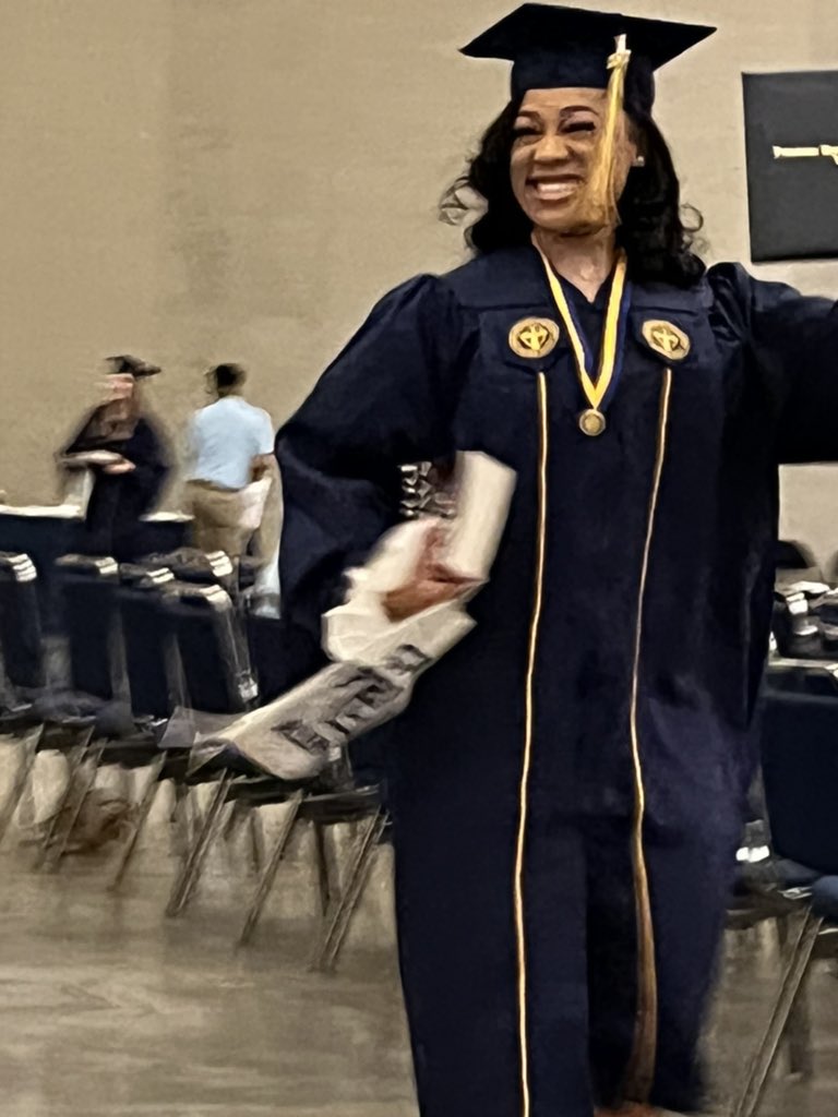 _ayejaye's tweet photo. Oh yeah….your girl graduated Saturday. May 14th🎓✨🫁! 
RRT LOADINGGGGGGGG!!!! 

Thank you God for creating my path to success! You will forever be praised😭
5 years later &amp; the last 2 were the longest😂 but I did it!! 

Bachelor of Science in Respiratory Therapy🫁✨ https://t.co/nUlruo0yig