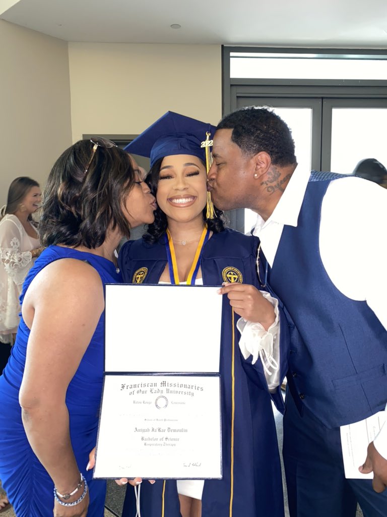 _ayejaye's tweet photo. Oh yeah….your girl graduated Saturday. May 14th🎓✨🫁! 
RRT LOADINGGGGGGGG!!!! 

Thank you God for creating my path to success! You will forever be praised😭
5 years later &amp; the last 2 were the longest😂 but I did it!! 

Bachelor of Science in Respiratory Therapy🫁✨ https://t.co/nUlruo0yig