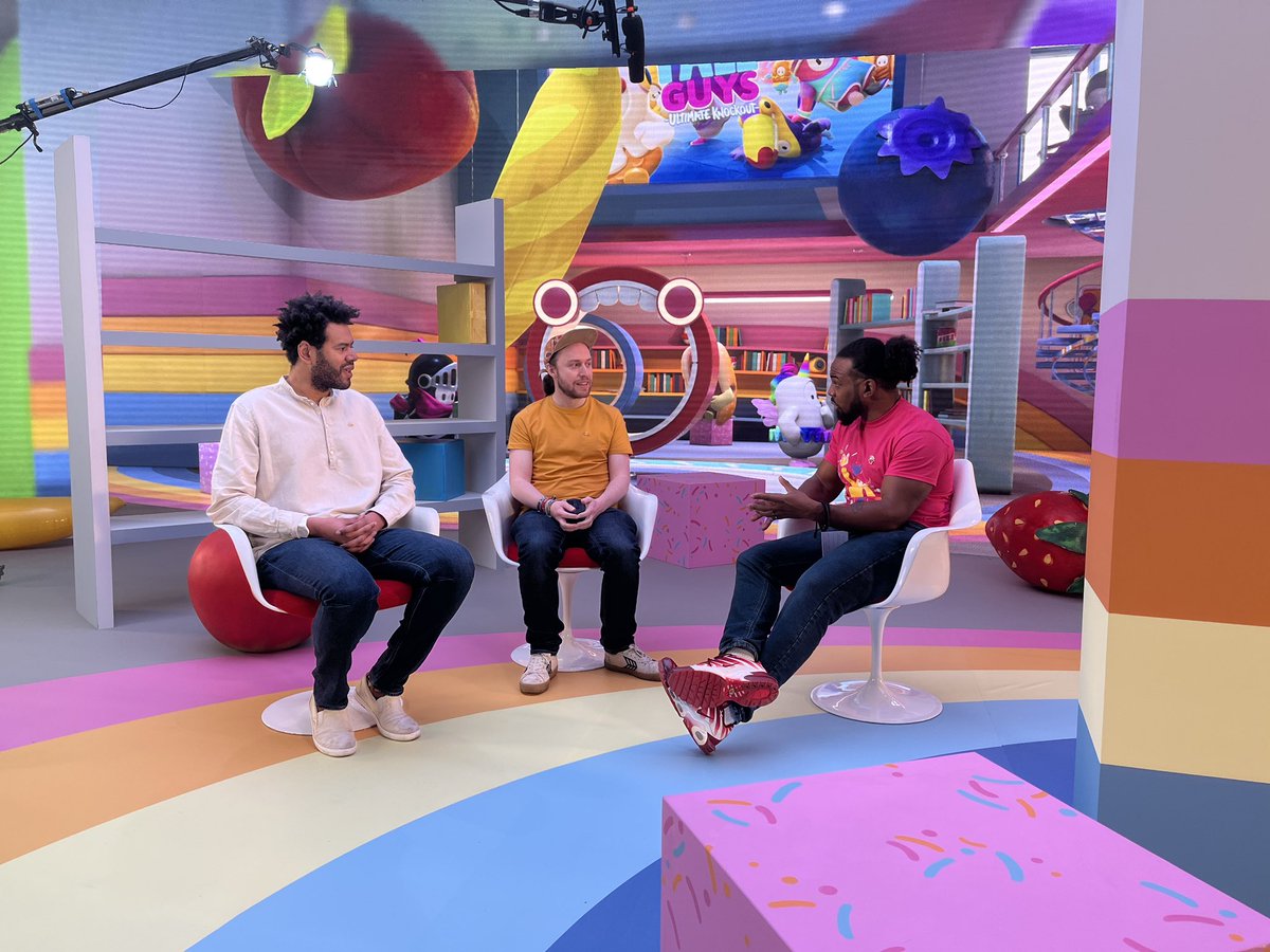 I thought some of you might find these behind the scenes photos from the latest #FallGuysgame shoot interesting now I can finally share them! I wasn’t lying when I said it was a big production.