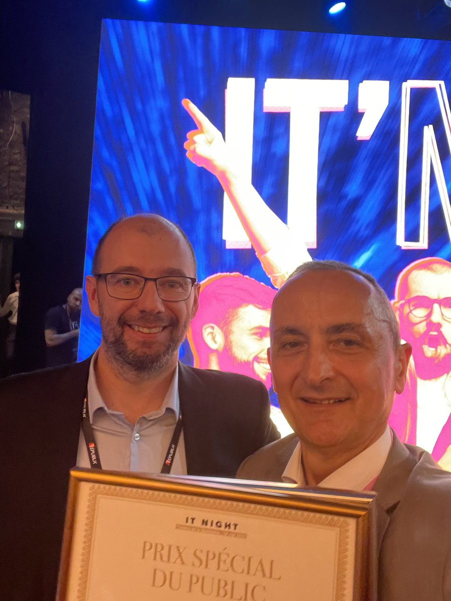 Heureux de recevoir ce soir le trophée d’argent et le prix special du public #ITnight pour notre projet #blockchain d’€ numerique co-construit avec <a href="/IBM_France/">IBM France</a>