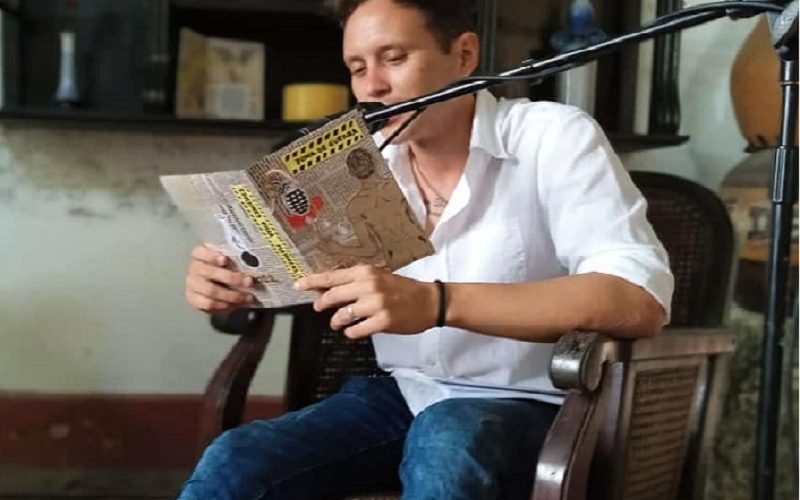 PeriodicoGiron's tweet photo. El joven poeta y narrador Luis Enrique Mirambert, egresado del Centro de Formación Literaria Onelio Jorge Cardoso, agradeció la publicación de su texto Zona de Guerra al sello literario Ediciones Vigía, que se distingue por crear ejemplares artesanales. #PeriodicoGiron #Matanzas https://t.co/o9FejnkR9g