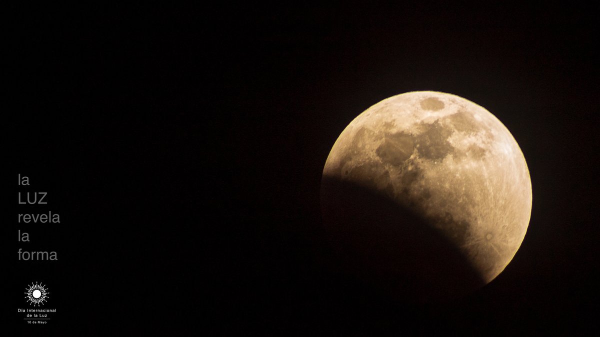 LaChinaINC's tweet photo. Coincidencialmente hablando el eclipse (total) lunar de anoche es un ejercicio muy claro de como la luz revela la materia y su forma. Igualmente como luminosidad, contraste y adaptación juegan parte viral del fenómeno de percepción. #DILMX #DiaInternacionalDeLaLuz https://t.co/4fIRwZIyBW