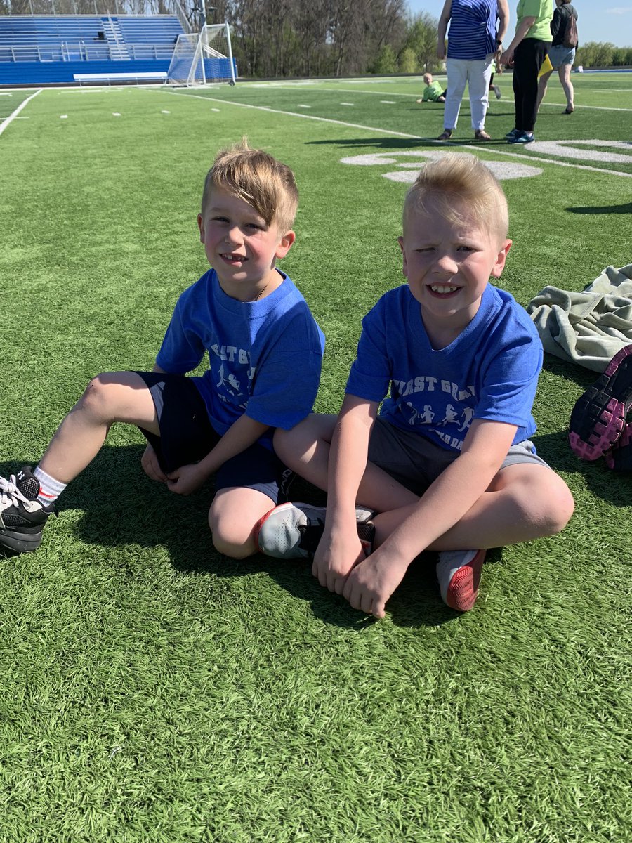 km_ogren's tweet photo. Beautiful day to be tug-of-war champs! π€ͺπ @KMElem #TrackAndFieldDay #TeamOgren https://t.co/ZLWUnCqNoc