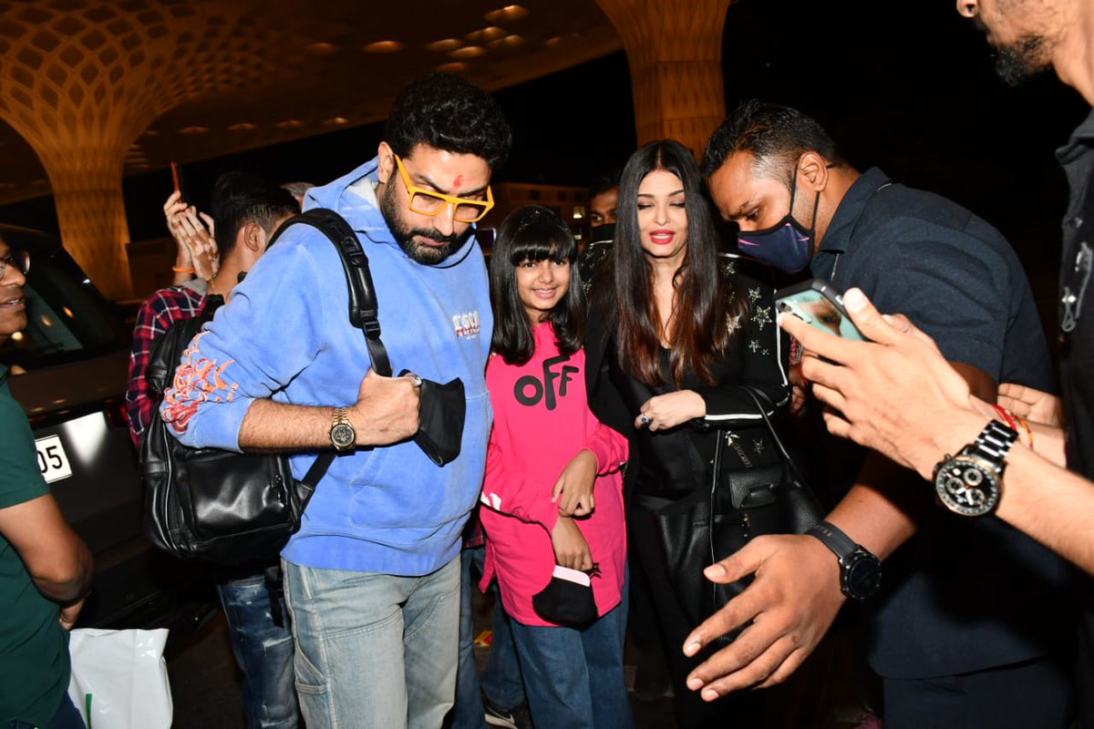 TheCineBlitz's tweet photo. #AbhishekBachchan #aishwaryaraibachachan and #aardhya at the airport.
#AishwaryaAtCannes https://t.co/pN0bEoD1E5