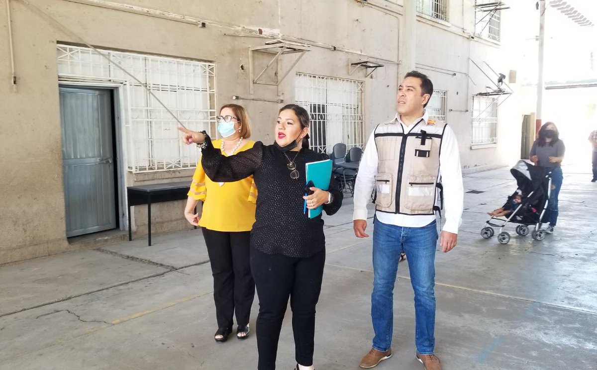 TemoGalindo's tweet photo. Estoy visitando la Secundaria General #1 de #Nogales, plantel 🏫 que en atención a solicitud de la comunidad educativa, el  @gobiernosonora intervendrá 🏗 a través del @ISIEsonora, para lograr su reactivación. Gracias ☺️ a la Directora @Ferglezba por recibirnos. https://t.co/0FOLv8hCov