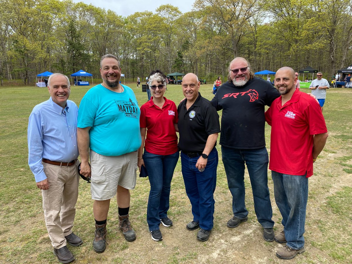 MichaelCaplice2's tweet photo. Made a new friend and saw many of my labor brothers and sisters while hanging out with @NYSComptroller Tom DiNapoli at the Mayday Music Festival. Congratulations to @SuffolkAME for such a successful and fun event! https://t.co/iwTfTvk2Ea