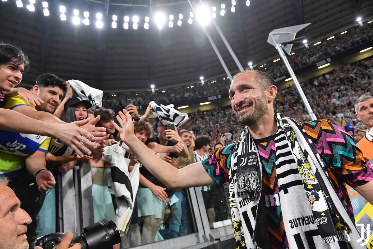 juventusfces's tweet photo. Líder. Capitán. Héroe. Leyenda. #️⃣3️⃣ #THEGR3ATCHIELLO https://t.co/rKQBzCJW8X