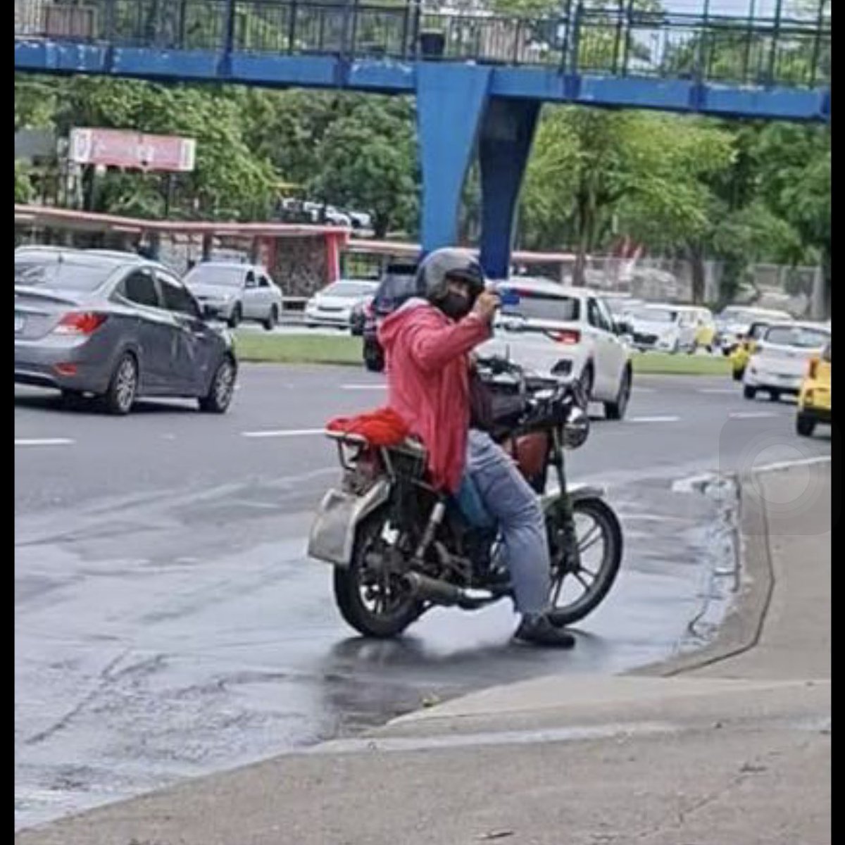 emiliocasv's tweet photo. El mismo motorizado que fue visto hace una semana tomando fotos a muchachas en la parada de la USMA, hoy fue visto en la parada de la Universidad de Panamá.

Estén alertas mujeres. Creo que con estos dos hechos es suficiente para que @ProtegeryServir accione contra el motorizado. https://t.co/mlzZRs6cbw