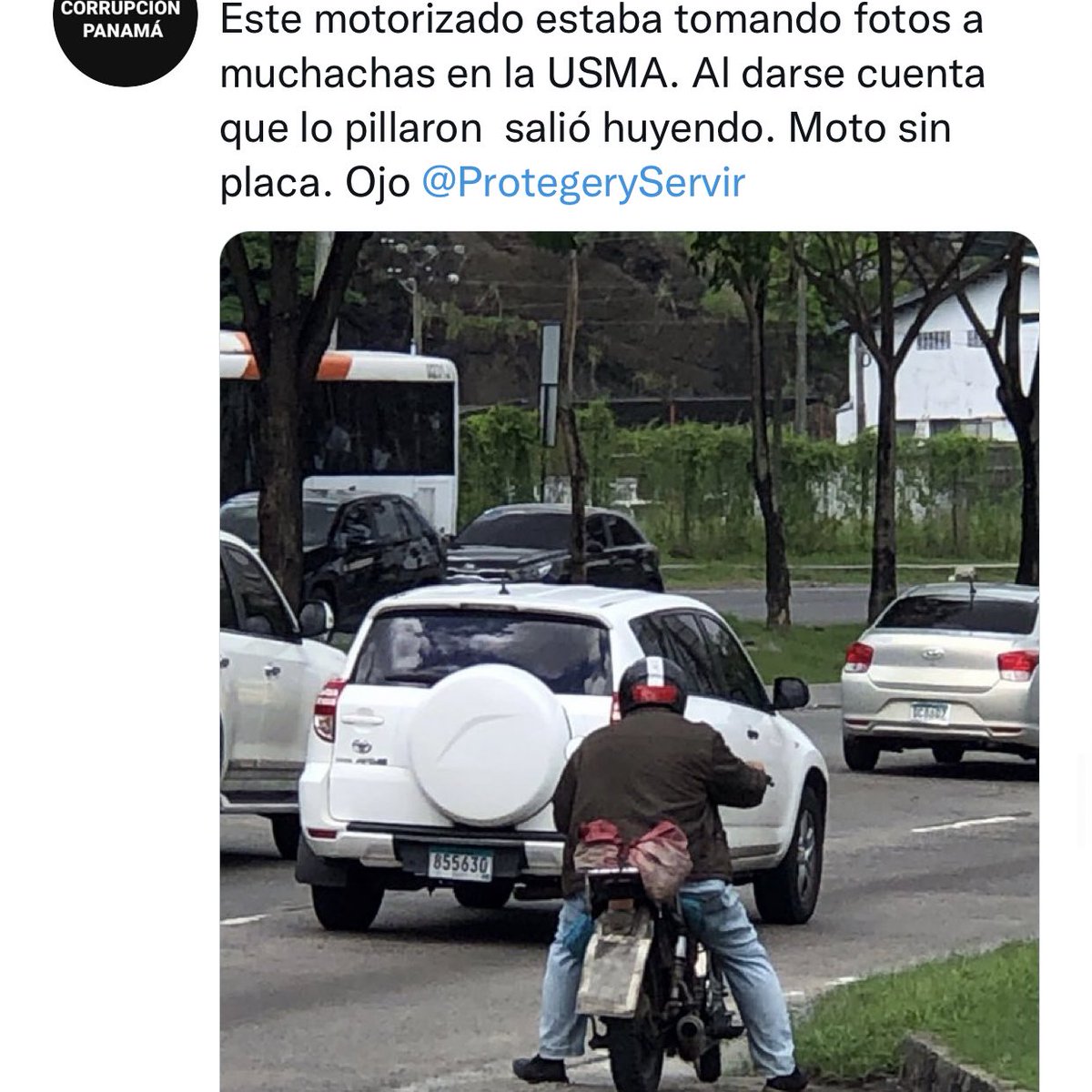emiliocasv's tweet photo. El mismo motorizado que fue visto hace una semana tomando fotos a muchachas en la parada de la USMA, hoy fue visto en la parada de la Universidad de Panamá.

Estén alertas mujeres. Creo que con estos dos hechos es suficiente para que @ProtegeryServir accione contra el motorizado. https://t.co/mlzZRs6cbw