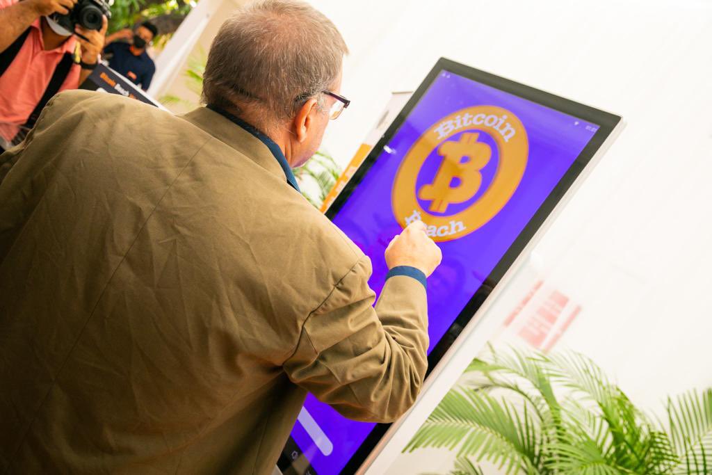 Gobierno_SV's tweet photo. Posteriormente en el 2021, El Salvador 🇸🇻 dio un gran paso financieramente al incluir el #Bitcoin como moneda de curso legal, que ha sido el punto de partida para la realización de proyectos relacionados a la criptomoneda. https://t.co/QWgEmTu8pV