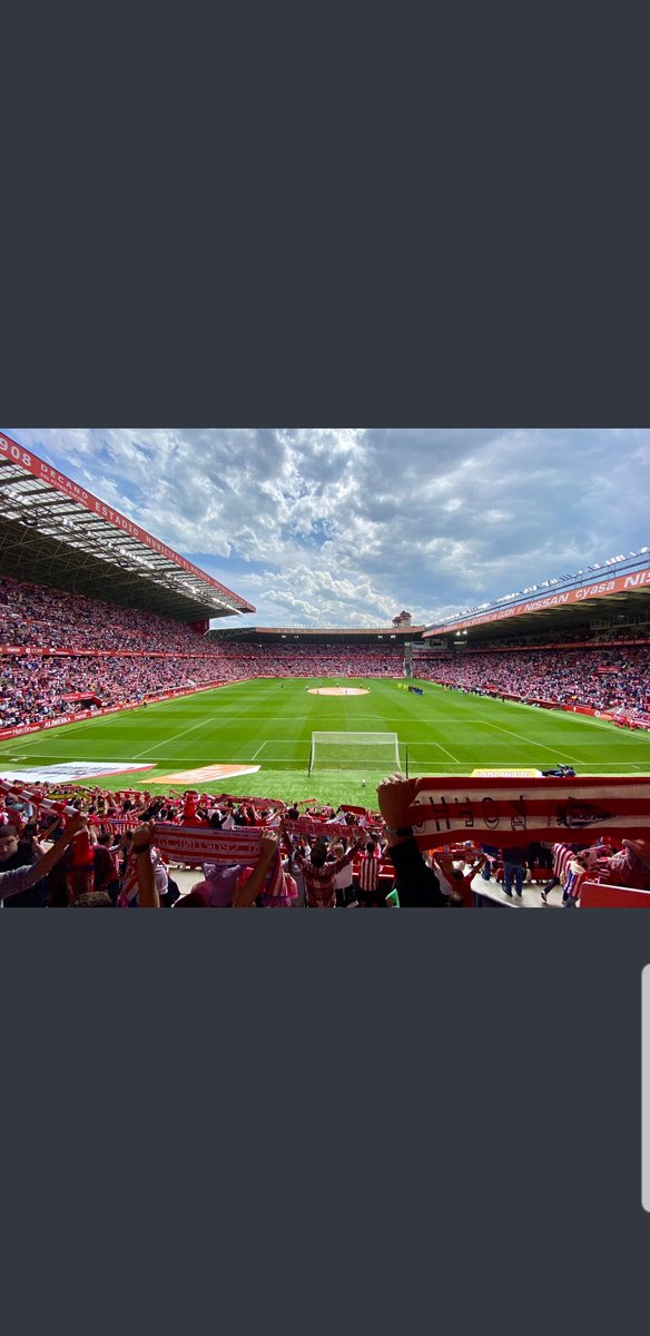 En un estadio se está jugando la posibilidad de un play off a Primera. En otro no bajar a la tercera categoría del fútbol español. No merece la pena comentar nada más.
