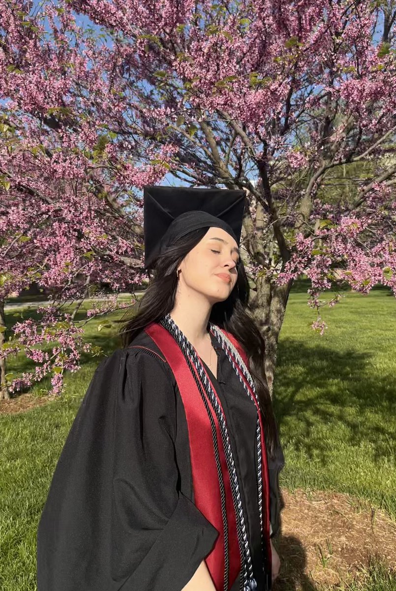 alixINunderland's tweet photo. The sun was bright, but my future is brighter ๐๐คฉ
#iungrad22 #iugrad22 #firstgen #firstgenerationcollegegraduate #psichi #NSLS #IUN #indianaetv #fostersuccess https://t.co/AAPtVYcJow